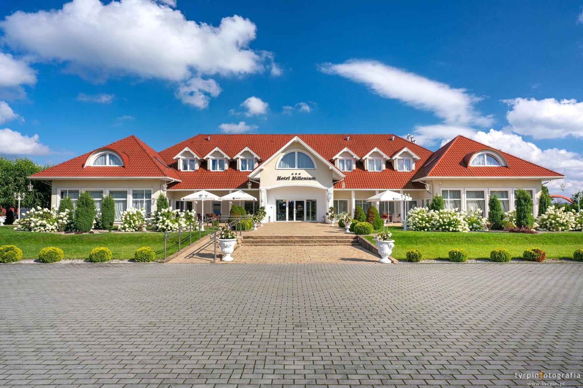 Hotel Millenium Góra Motyczna Buitenkant foto