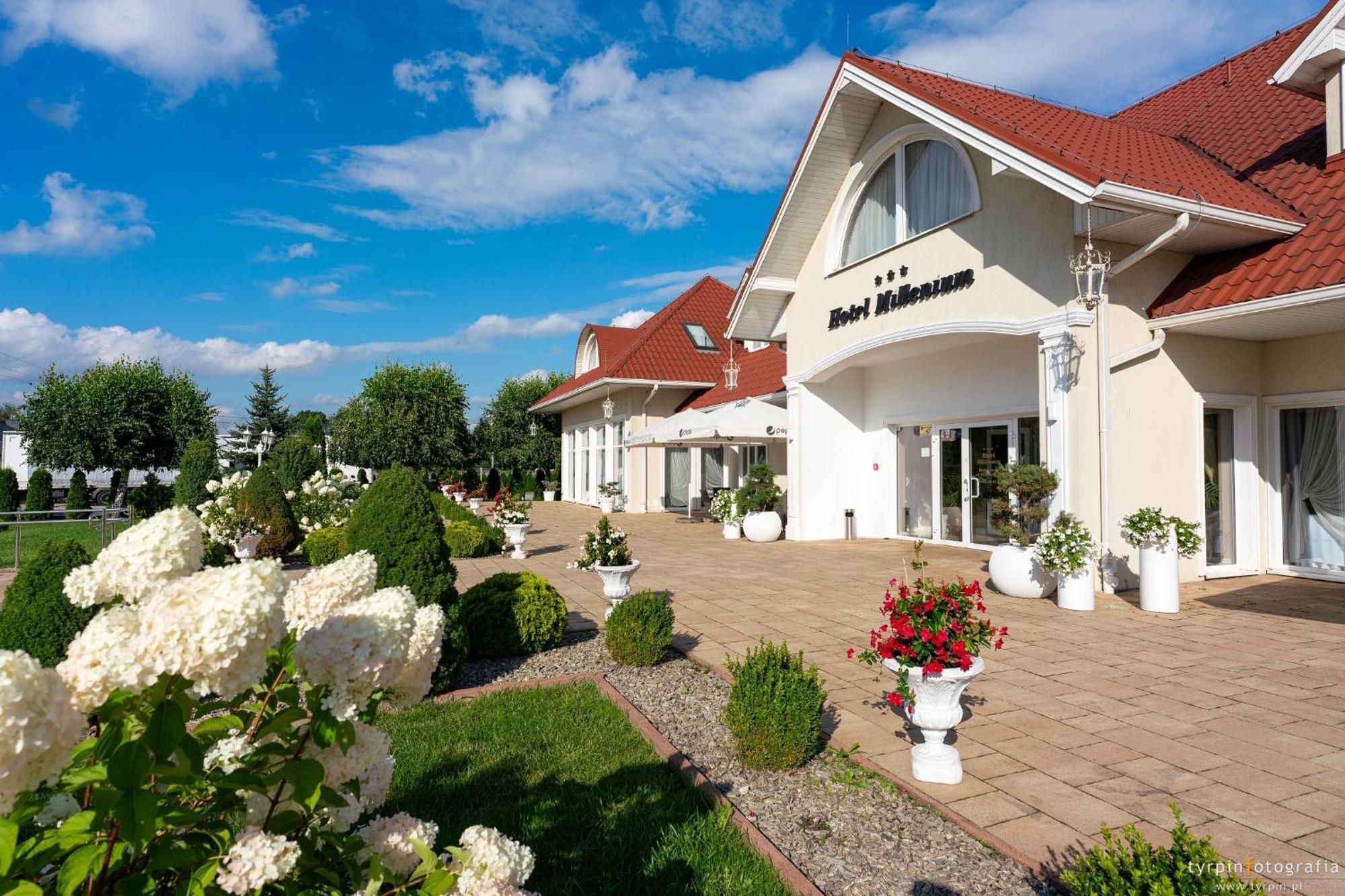 Hotel Millenium Góra Motyczna Buitenkant foto