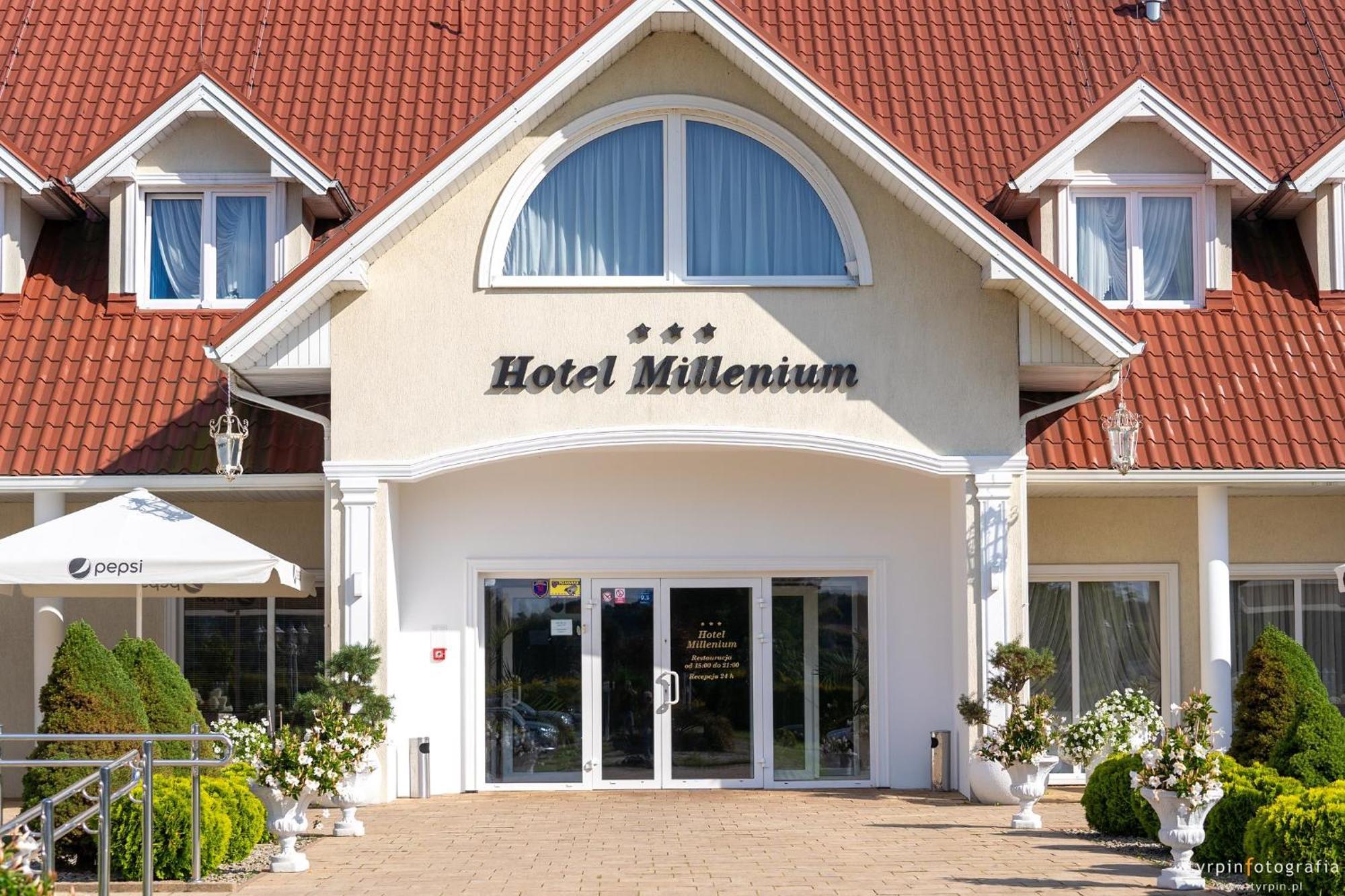 Hotel Millenium Góra Motyczna Buitenkant foto