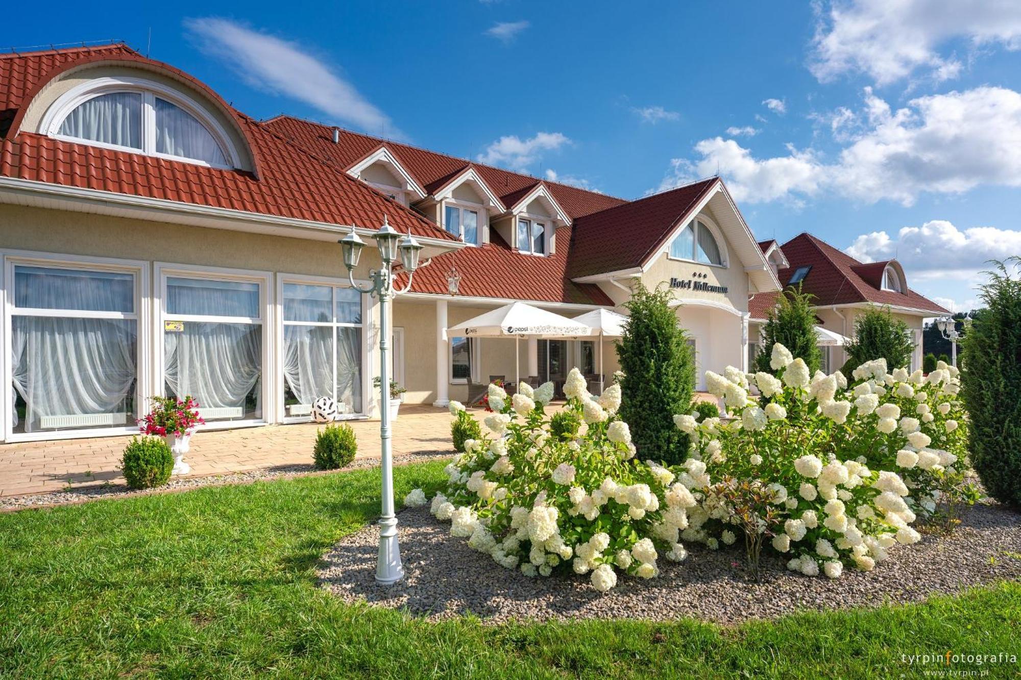 Hotel Millenium Góra Motyczna Buitenkant foto