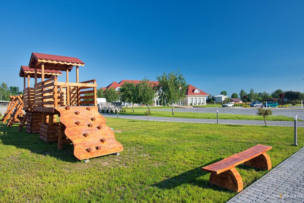 Hotel Millenium Góra Motyczna Buitenkant foto